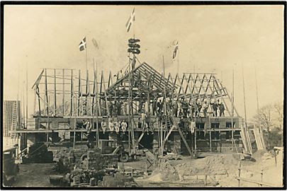 Rejsegilde med arbejdere på byggeplads og lastbil. Fotokort u/no.