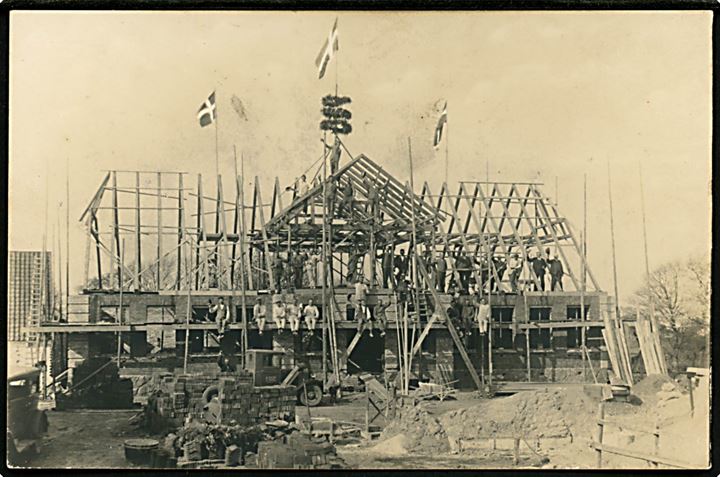 Rejsegilde med arbejdere på byggeplads og lastbil. Fotokort u/no.