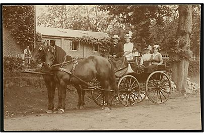 Familie i hestevogn. Fotokort u/no.