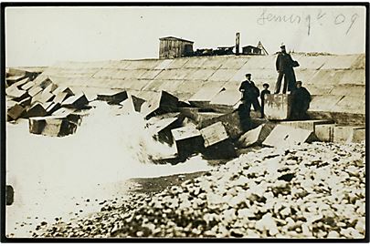 Høftebyggeri ved Vestkysten. Dateret 23.12.1909 til Bøvling. Fotokort u/no.