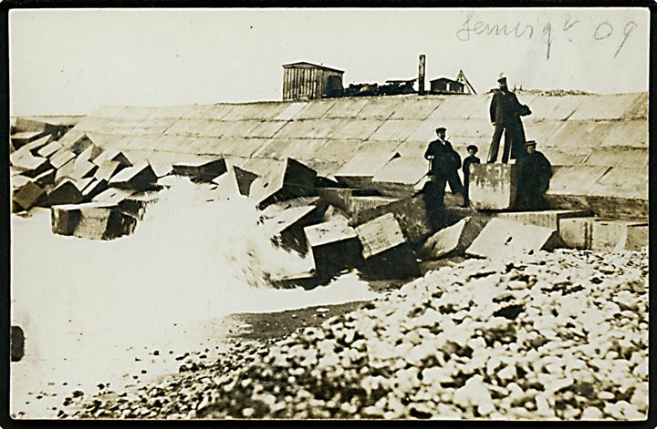 Høftebyggeri ved Vestkysten. Dateret 23.12.1909 til Bøvling. Fotokort u/no.