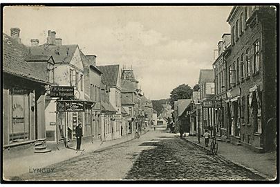 Lyngby, Hovedgade med bl.a. gæstgiveri Hold'an. Stenders no. 3793.