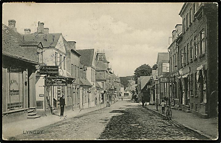 Lyngby, Hovedgade med bl.a. gæstgiveri Hold'an. Stenders no. 3793.