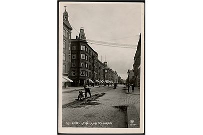 Købh., Amagerbrogade med brolægning. Fotografisk Forlag no. 49.