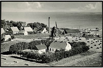 Agersø, udsigt med mølle. Odense Luftfoto / Stenders no. 1628-31.