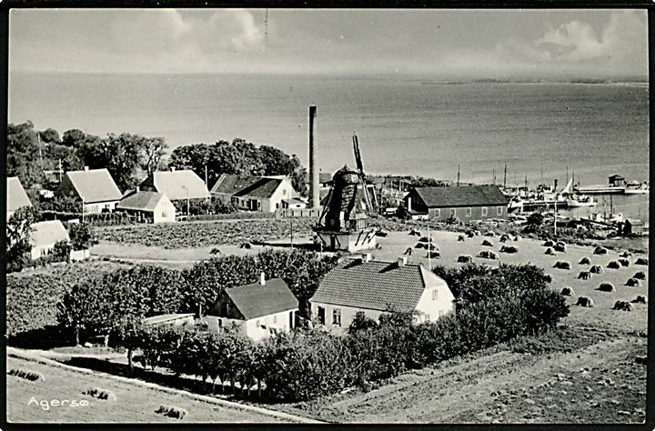 Agersø, udsigt med mølle. Odense Luftfoto / Stenders no. 1628-31.