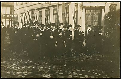 Genforening: Franske marinesoldater fra krydseren Marseillaise på patrulje. Fotokort u/no.