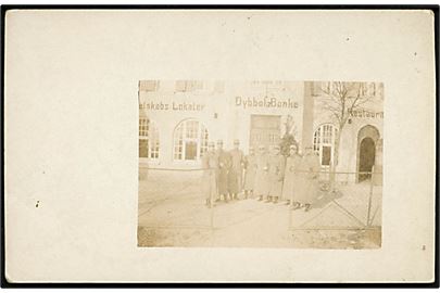 Genforening. Grænsegendarmer foran Hotel Dybbøl Banke i Sønderborg. Fotokort u/no. Tidl. ejerstempel.