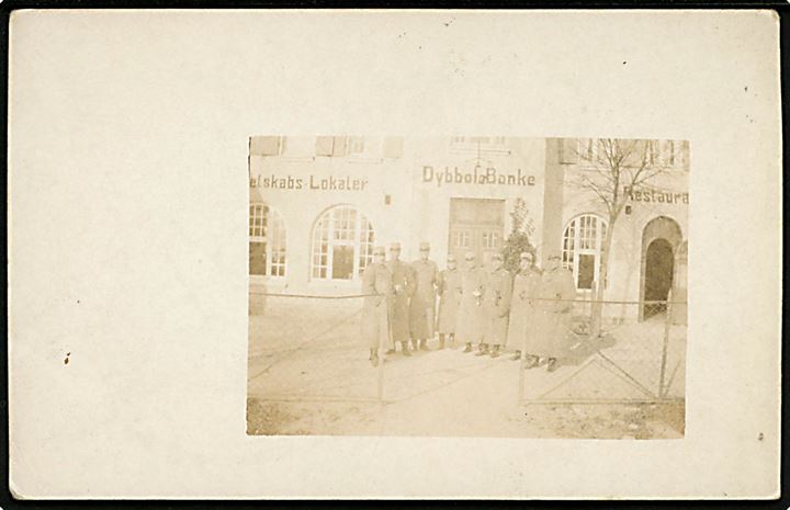 Genforening. Grænsegendarmer foran Hotel Dybbøl Banke i Sønderborg. Fotokort u/no. Tidl. ejerstempel.