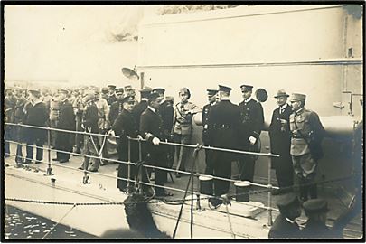 Genforening. Soldater og officerer fra Sønderjydsk Kommando ombord på Olfert Fischer i Sønderborg d. 5.5.1920. Fotokort u/no.