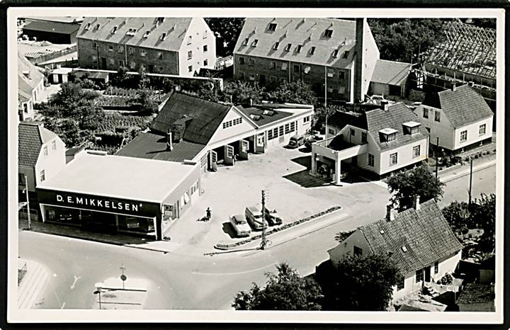 Skælskør, Jernbanevej med D. E. Mikkelsen's Automobilværksted. Luftfoto u/no.