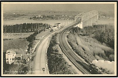 Lillebæltsbroen med Brobaren og Gulf tankstation, samt passerende damptog. Fredericia Luftfoto / Stenders no. DIV 101.
