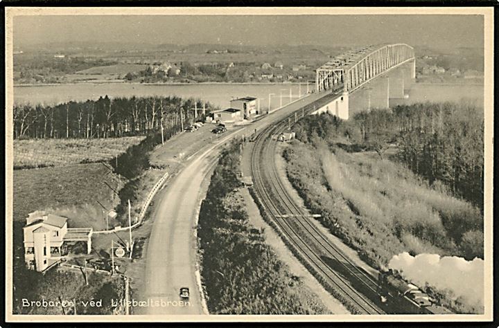 Lillebæltsbroen med Brobaren og Gulf tankstation, samt passerende damptog. Fredericia Luftfoto / Stenders no. DIV 101.
