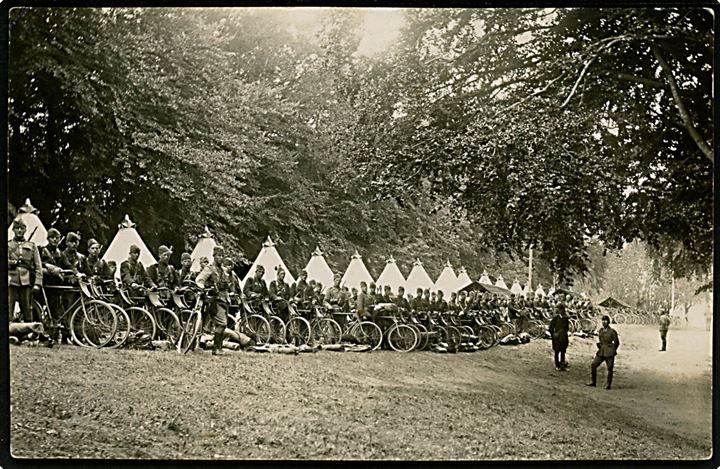 Cyklist kompagni under manøvre. Fotokort u/no.