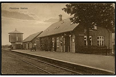 Flemløse jernbanestation med vandtårn. H. Schmidt no. z 15.