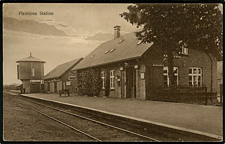 Flemløse jernbanestation med vandtårn. H. Schmidt no. z 15.