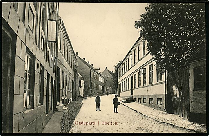 Ebeltoft. Gadeparti. H.A. Ebbesen no. 985.