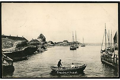 Frederiksø. Robåd i havnen. F. Sørensen no. 215.