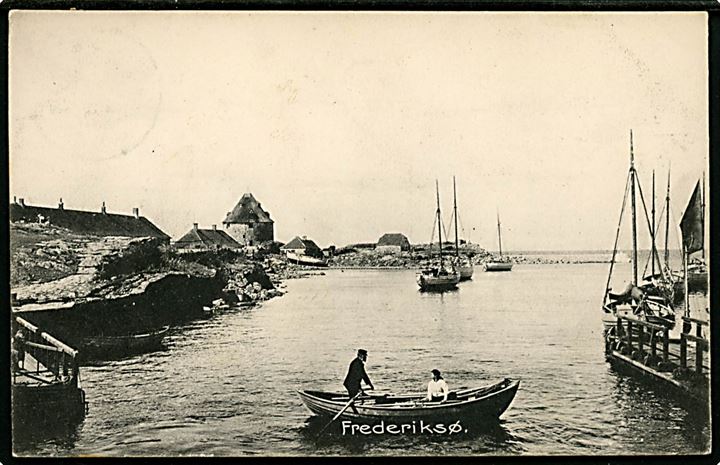 Frederiksø. Robåd i havnen. F. Sørensen no. 215.