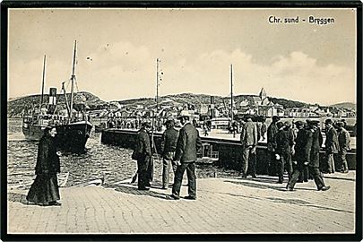 Christianssund, brygge med dampskibene S/S Statsraad Riddervold og S/S Mørejarlen fra Nordmør Dampskibsselskab. Küenholdts Kunstforlag no. 2801.