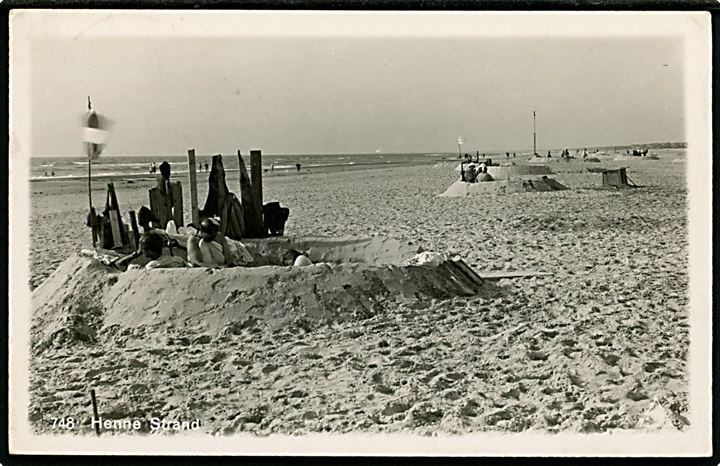 10 øre Bølgelinie i parstykke på brevkort (Strandparti fra Henne Strand) annulleret med udslebet stjernestempel HENNE STRAND og sidestemplet Henne d. 5.8.1938 til Schweiz. Returneret med -sproget returetiket Unbekannt. Henne Strand var sommerbrevsamlingssted 1935-1942 og igen fra 1946.