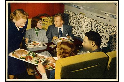 Douglas DC-6, servering af mad ombord på SAS maskine.