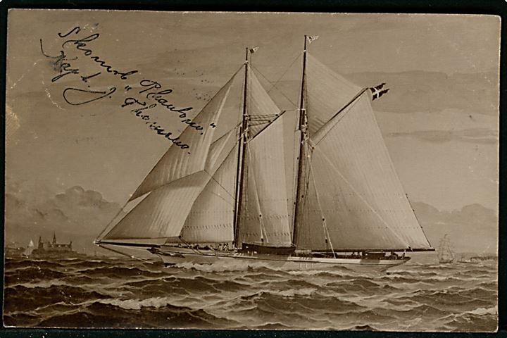 Lystyachten Phantom i Øresund ved Kronborg efter maleri. Yachten som var ejet at grosserer Grøn blev 1903-1914 ført af Fanø-skipperen Kaptajn Jacob Thomsen. U/no.