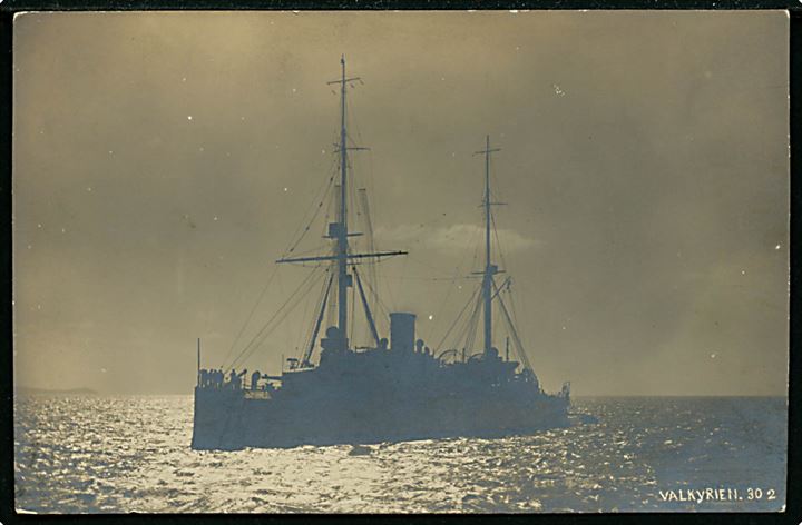 Valkyrien, krydser i aftenlys. Fotograf H. A. Ebbesen, Aarhus no. 302.