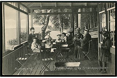 Munkebjerg, Verandaen paa Strandpavillonen. Chr. Hansen no. 6245.