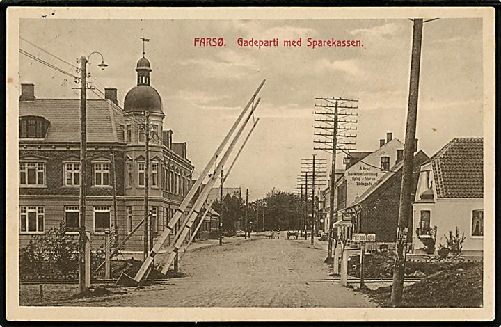 Farsø, gadeparti med sparekasse og jernbaneoverskæring. J. Nørgaard no. 34239.