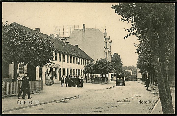 Gentofte, Gentoftegade med hotellet. Gjentofte Boghandel no. 4722.