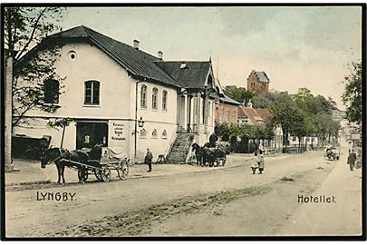 Lyngby, Hovedgade med hotel og kirke i baggrunden. Stenders no. 4760.