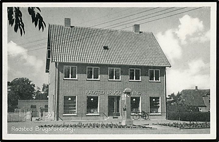 Radsted, brugsforening men benzinstander. Stenders no. 77749.