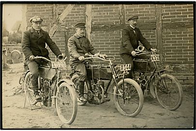 Odder. 3 motorcykler med nr. plade X525 (ukendt), X544 (Gaardejer A. P. Frederiksen, Boulstrup) og X529 (Dyrlæge Mikkelsen, Odder). Fotokort u/no.