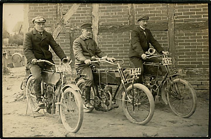 Odder. 3 motorcykler med nr. plade X525 (ukendt), X544 (Gaardejer A. P. Frederiksen, Boulstrup) og X529 (Dyrlæge Mikkelsen, Odder). Fotokort u/no.