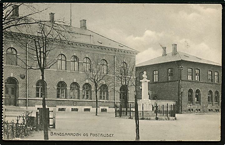 Holbæk Banegård og Posthus. Østrup Rasmussen u/no. Julemærke fjernet!