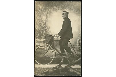 Cyklende postbud. Fotokort skrevet Strarup Mark, annullerer Flemløse d. 11.08.1909.