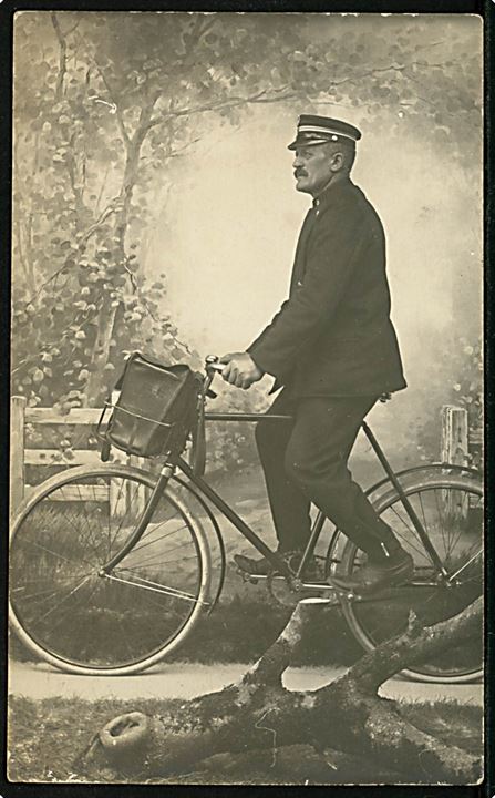 Cyklende postbud. Fotokort skrevet Strarup Mark, annullerer Flemløse d. 11.08.1909.