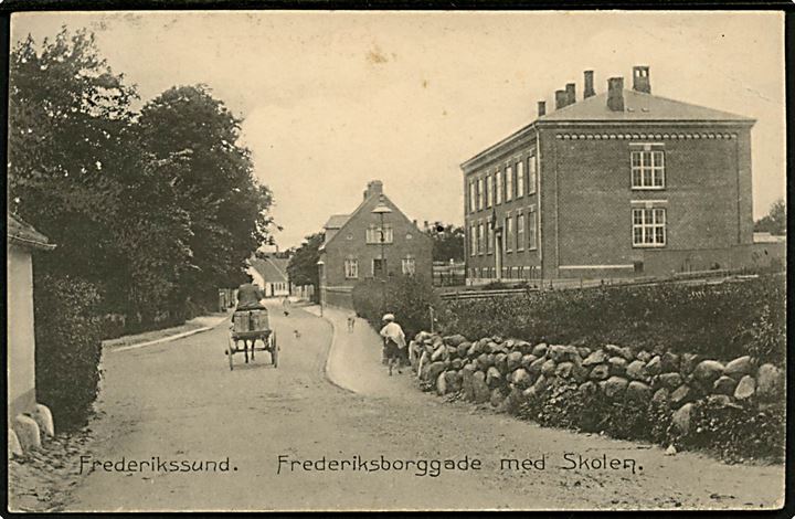 Frederikssund. Frederiksborggade med skolen. Stenders no. 6394.