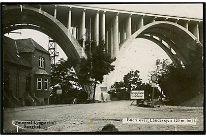 Snoghøj. Bygning af Lillebæltsbroen. Broen over landevejen. Fotokort Lyngstrøm u/no. 