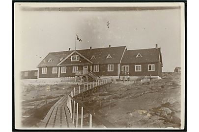 Grønland, Egedesminde, sygehuset set fra søen. Foto 9x12 cm. 