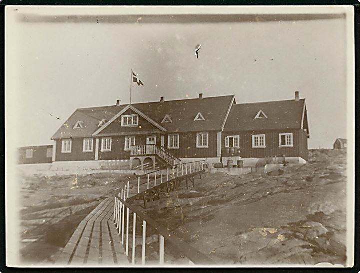 Grønland, Egedesminde, sygehuset set fra søen. Foto 9x12 cm. 