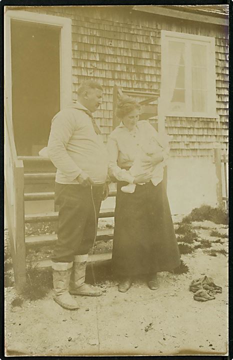 Grønland, Arsuk, Kolonibestyrer Julius Petersen med hustru Ingeborg og deres lille søn Erik (Født 1915). Fotokort u/no.