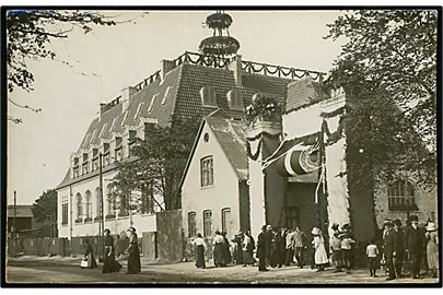 Hellerup. Strandvejen 54 med Tuborgs fabrikker ved 40 års jubilæumsfesten i 1913. Fotokort u/no. 