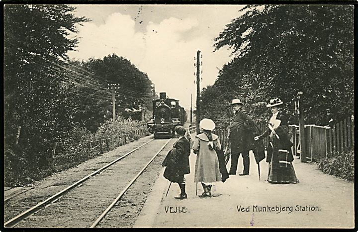 Munkebjerg station med ankommende damptog. Hvidehus Boglade no. 128.