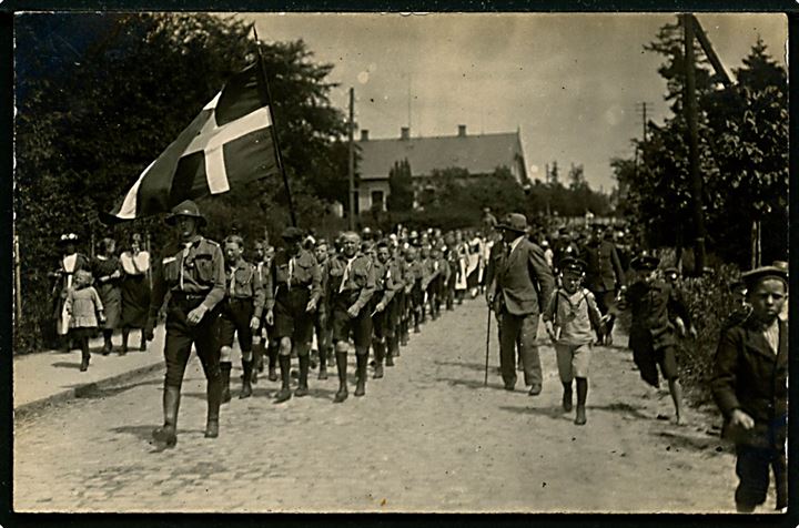 Genforening. Spejder optog og sønderjyske piger. Fotokort u/no. Muligvis fra Gråsten.