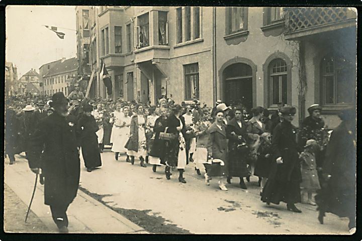 Genforening. Festklædt folkemængde og Sønderjydsk Kommando i Sønderborg d. 5.5.1920. Fotokort u/no.