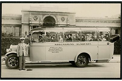 Turistbus fra Københavns Rundfart v. H. Hansen & Søn foran Statens Museum for Kunst, Sølvgade 48-50. U/no. 