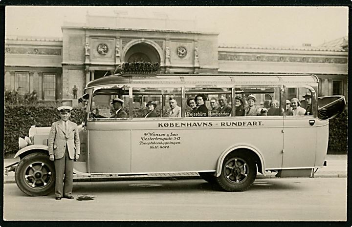 Turistbus fra Københavns Rundfart v. H. Hansen & Søn foran Statens Museum for Kunst, Sølvgade 48-50. U/no. 