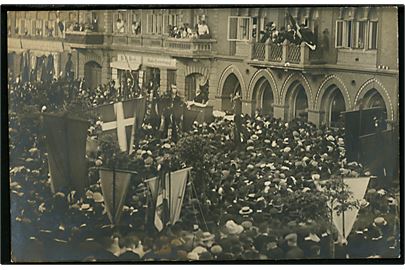 Esbjerg, Torvet med mindehøjtidelighed for Bramminge-ulykken i 1913. Dette kort er fra aften højtidligheden der blev holdt til minde om Journalist/Politiker Peter Sabroe. Fotokort u/no.